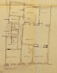 <p>Uitvoeringstekening uit 1963, detail van de nieuwe indeling op de begane grond. Door samenvoeging van twee vertrekken ontstond rechts een nieuwe veilingzaal. Aan de voorzijde werd daarvan een kantoor afgescheiden (Gelders Archief). </p>

